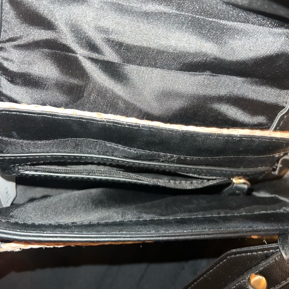 Stylish Black and Tan Crossbody Bag - Picture 4 of 6